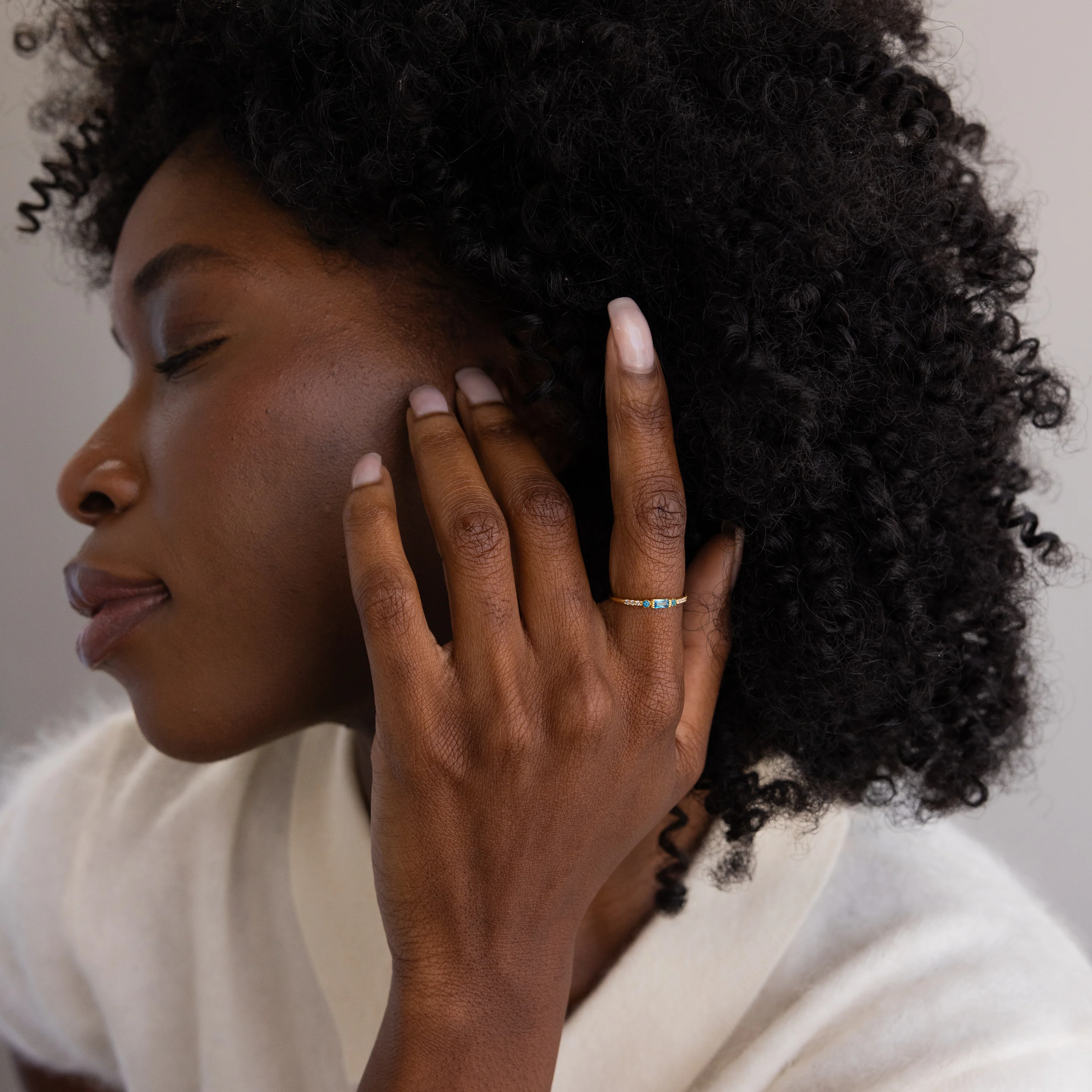 Dainty Baguette Emerald Ring - Image 2