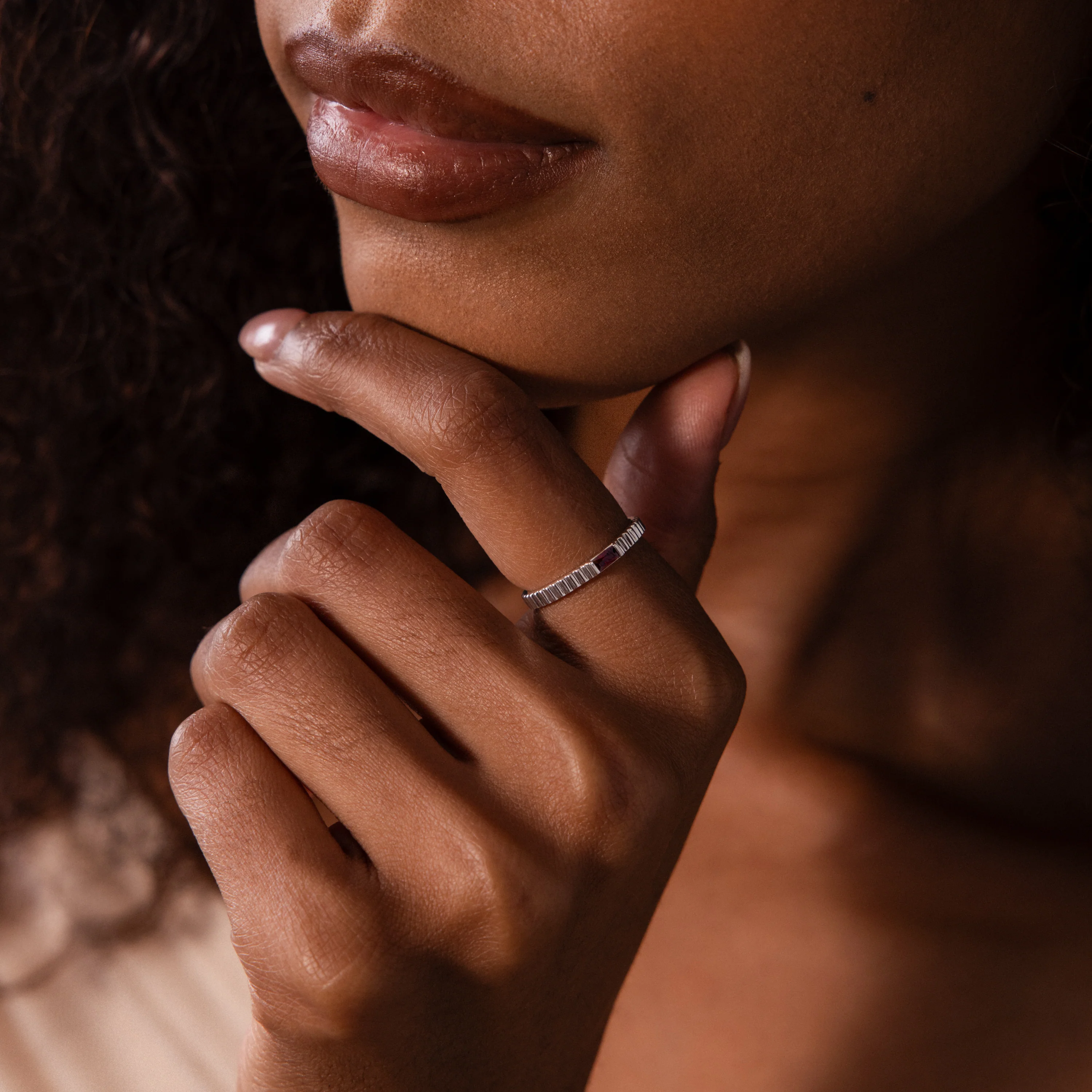 Dainty Ribbed Onyx Ring - Image 4