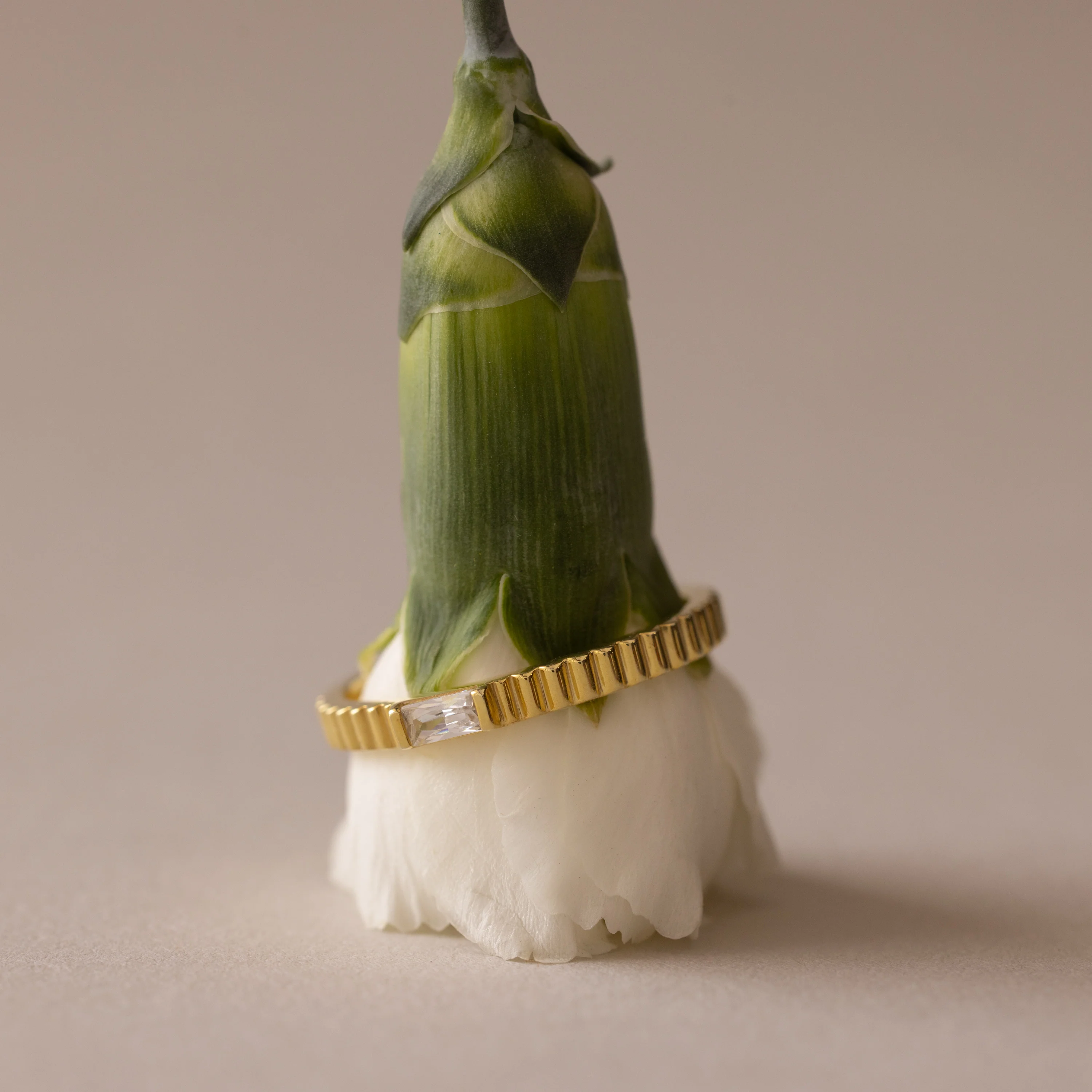 Dainty Ribbed Onyx Ring - Image 5