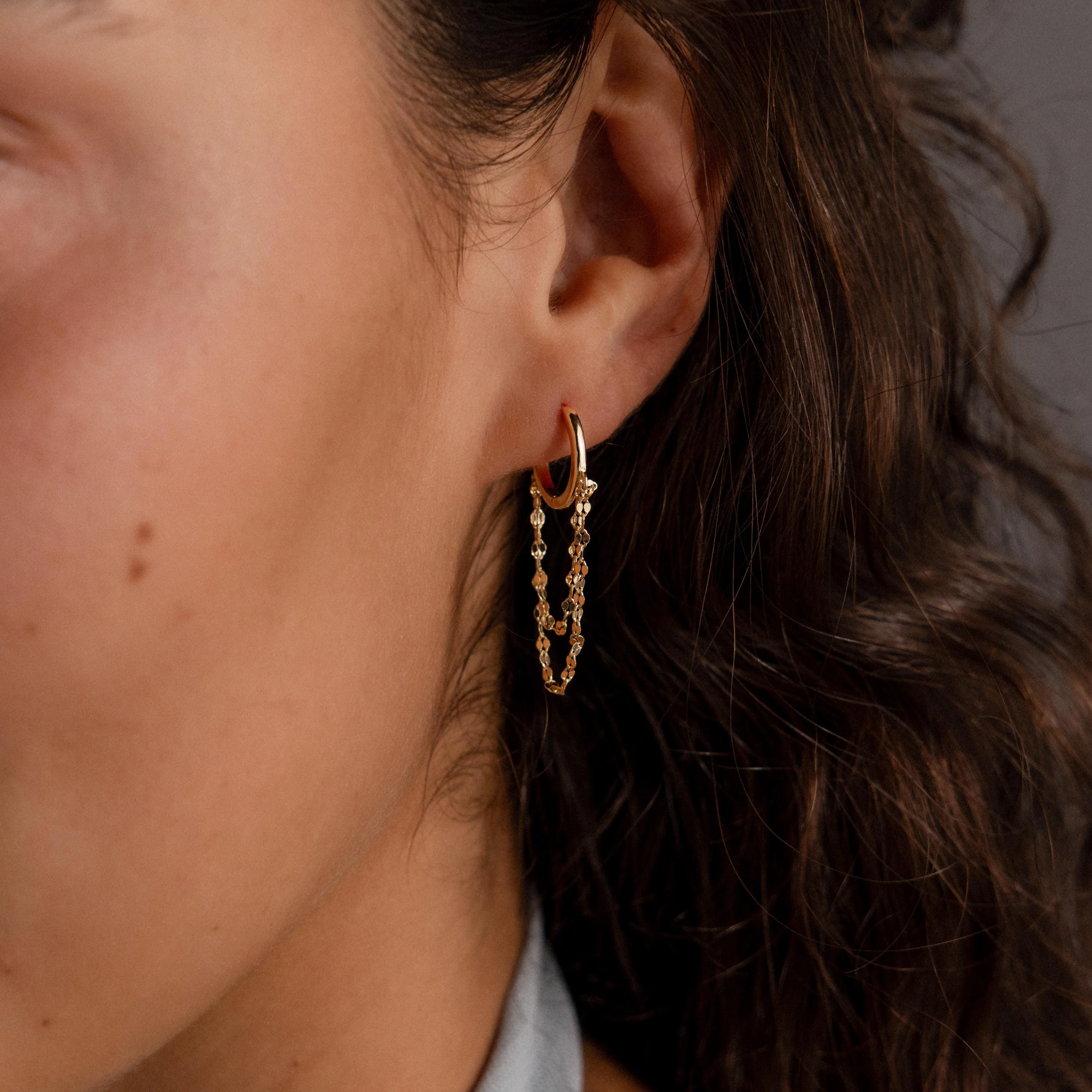 Duo Mirror Chain Huggies in 18K Gold - Image 2