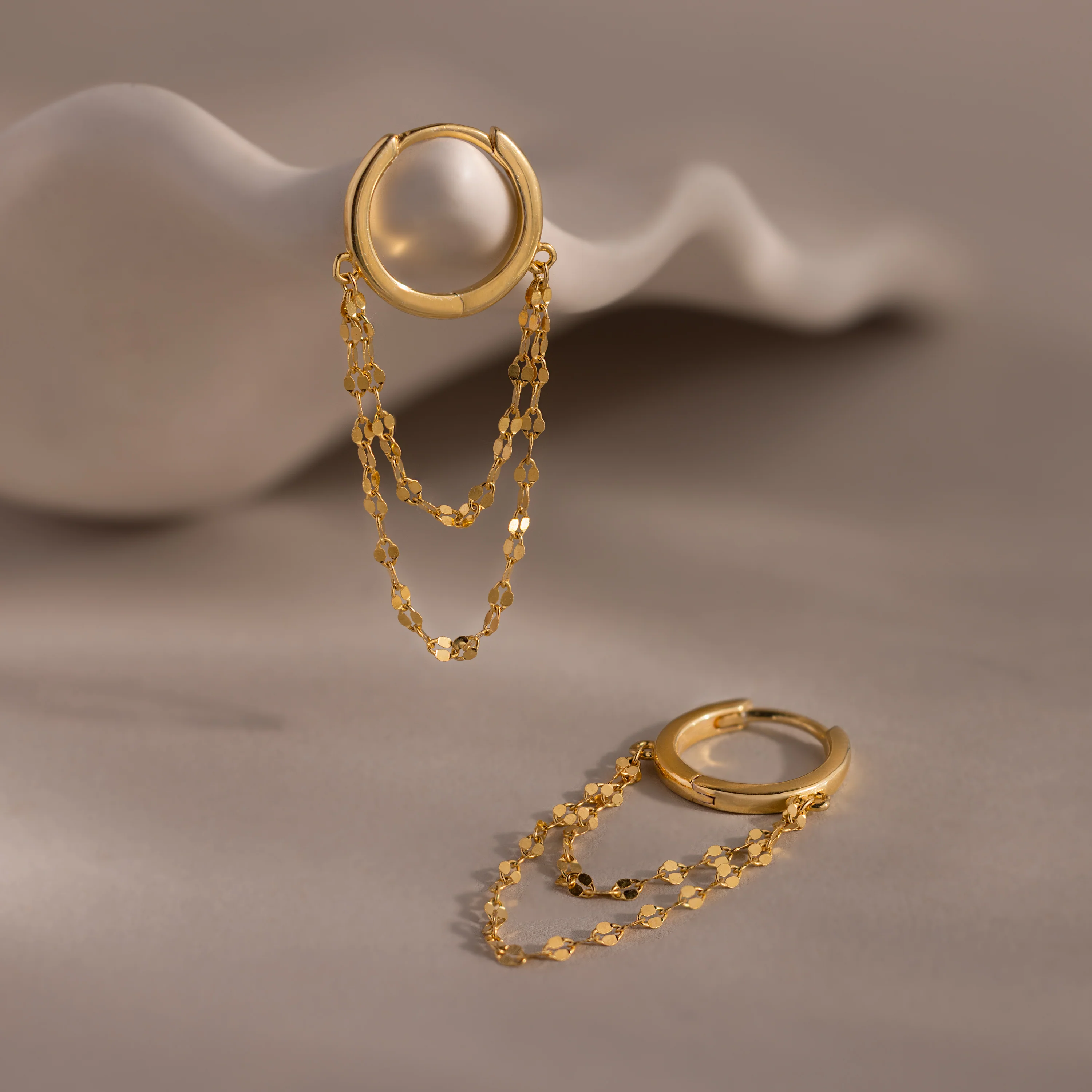 Duo Mirror Chain Huggies in 18K Gold - Image 3