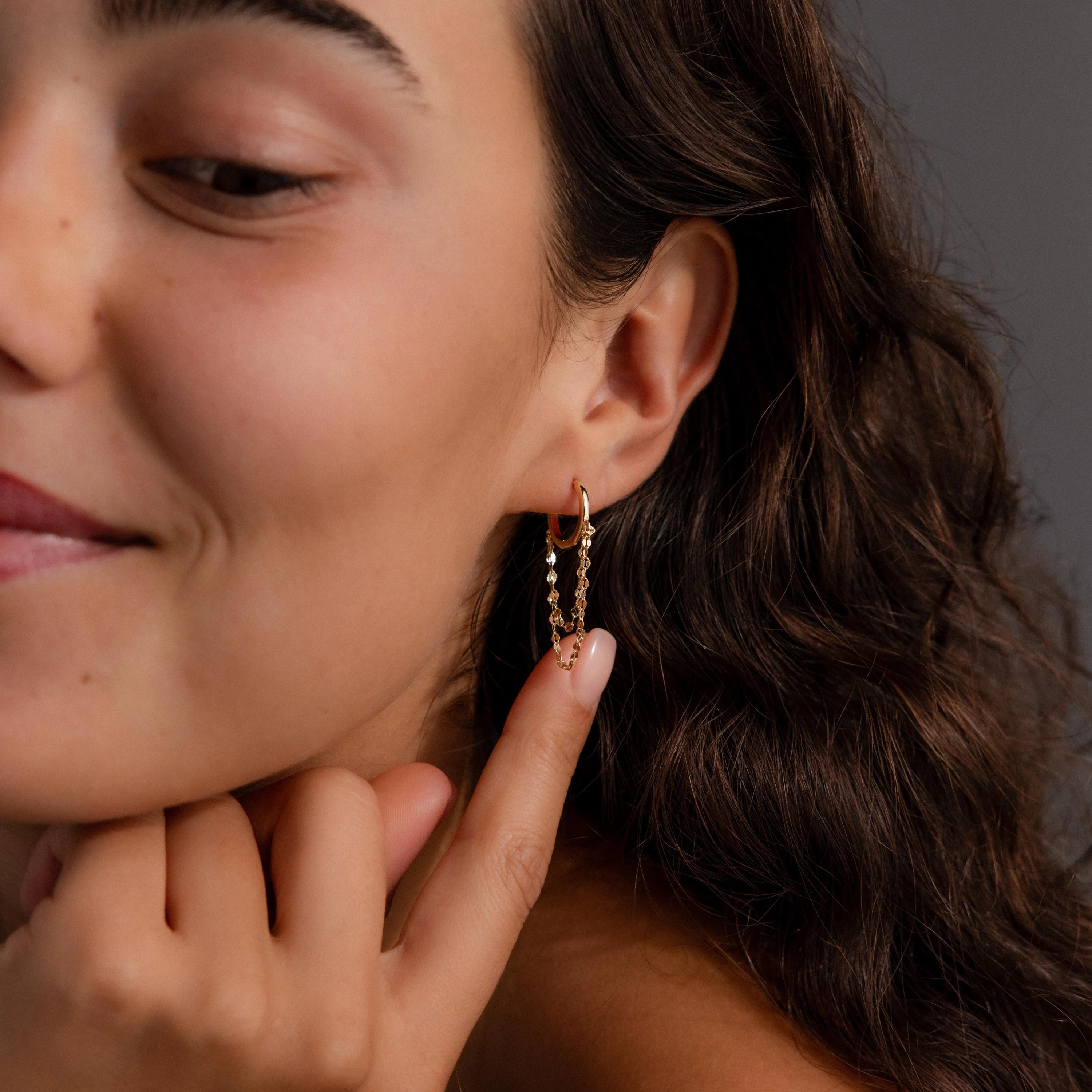 Duo Mirror Chain Huggies in 18K Gold - Image 6