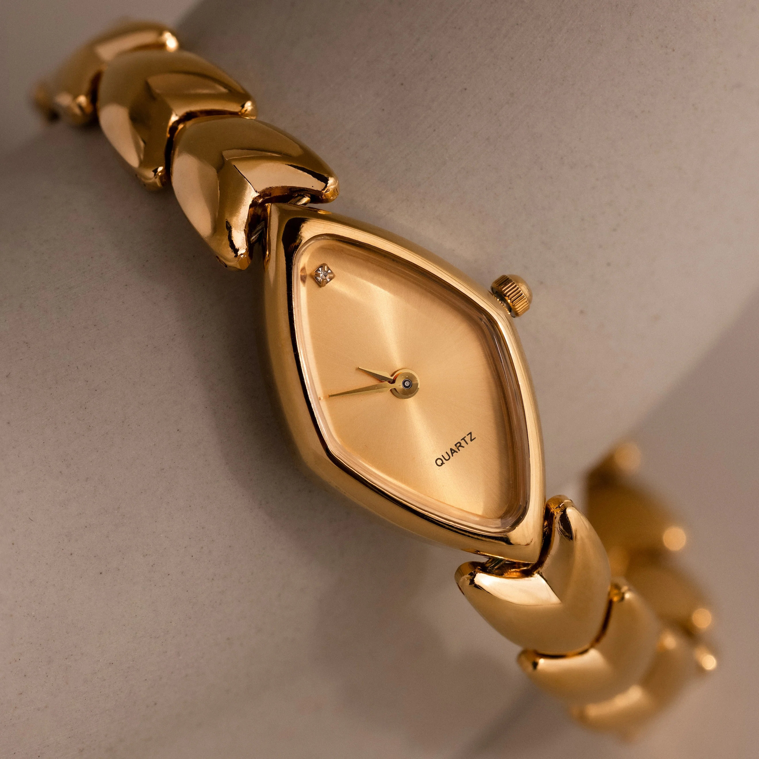 Geometric Oval Timepiece in 18K Gold - Image 3