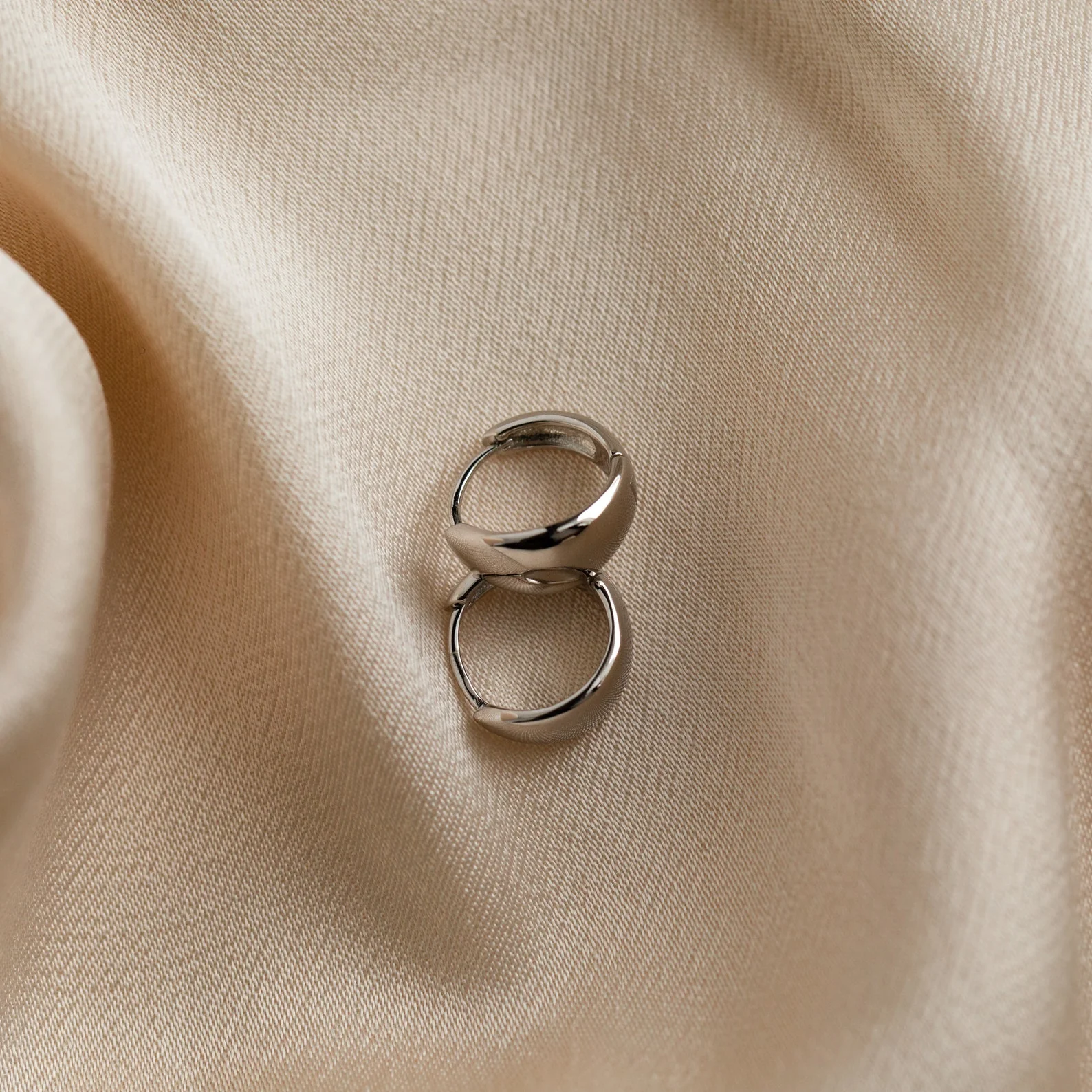 Olivia Hoops in Silver