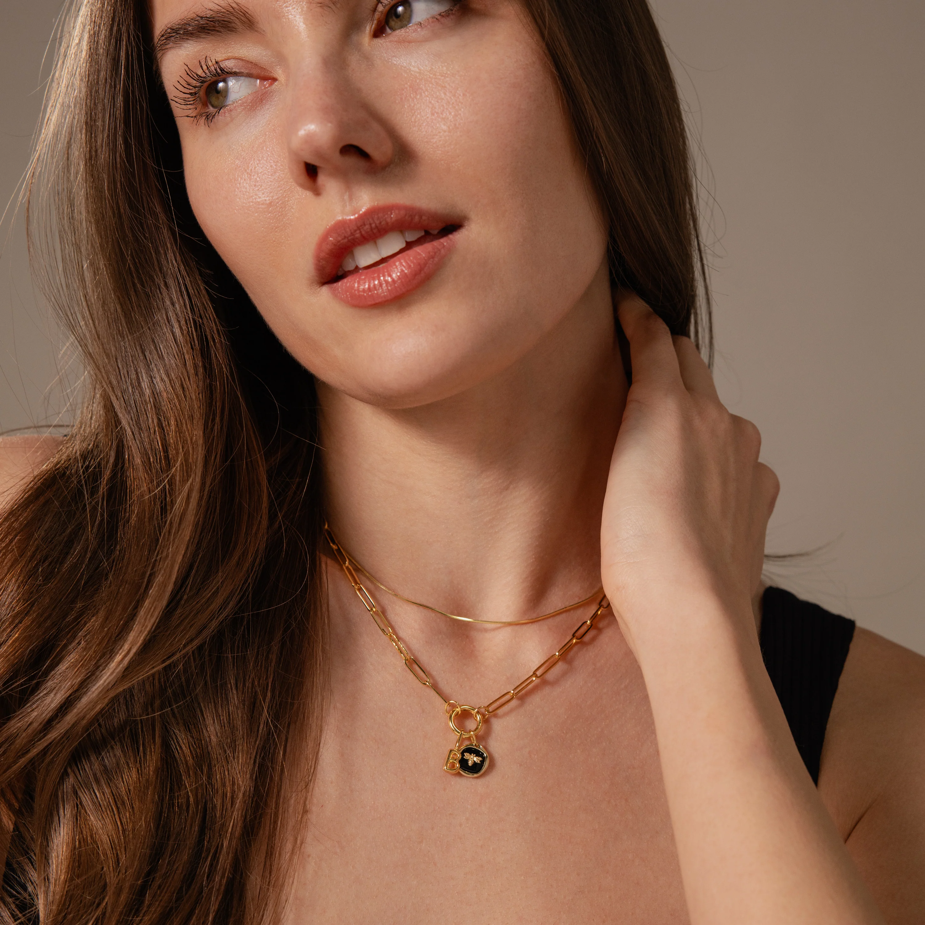 Onyx Honeybee Charm in 18K Gold - Image 8