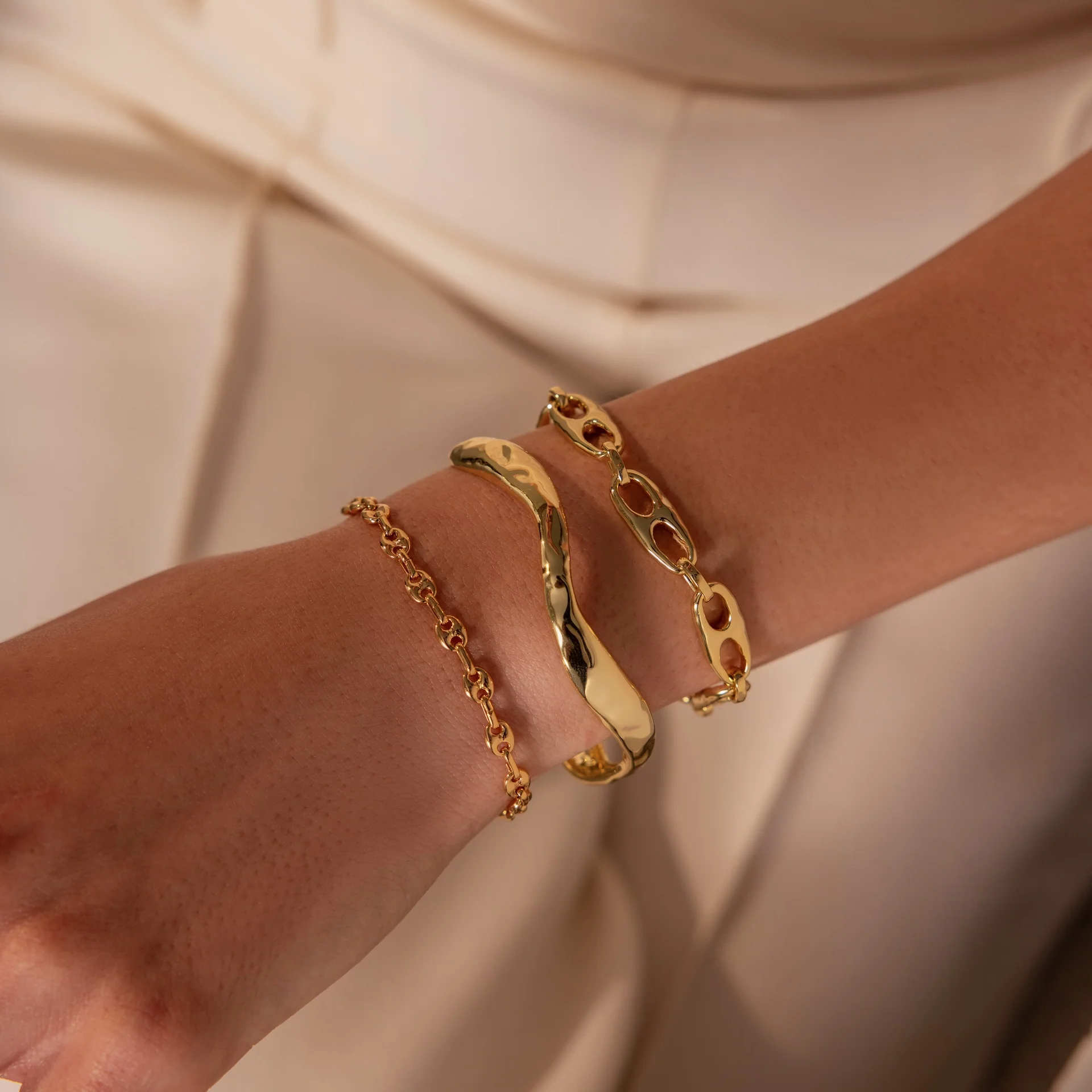 Organic Wavy Cuff Bracelet in 18K Gold - Image 4