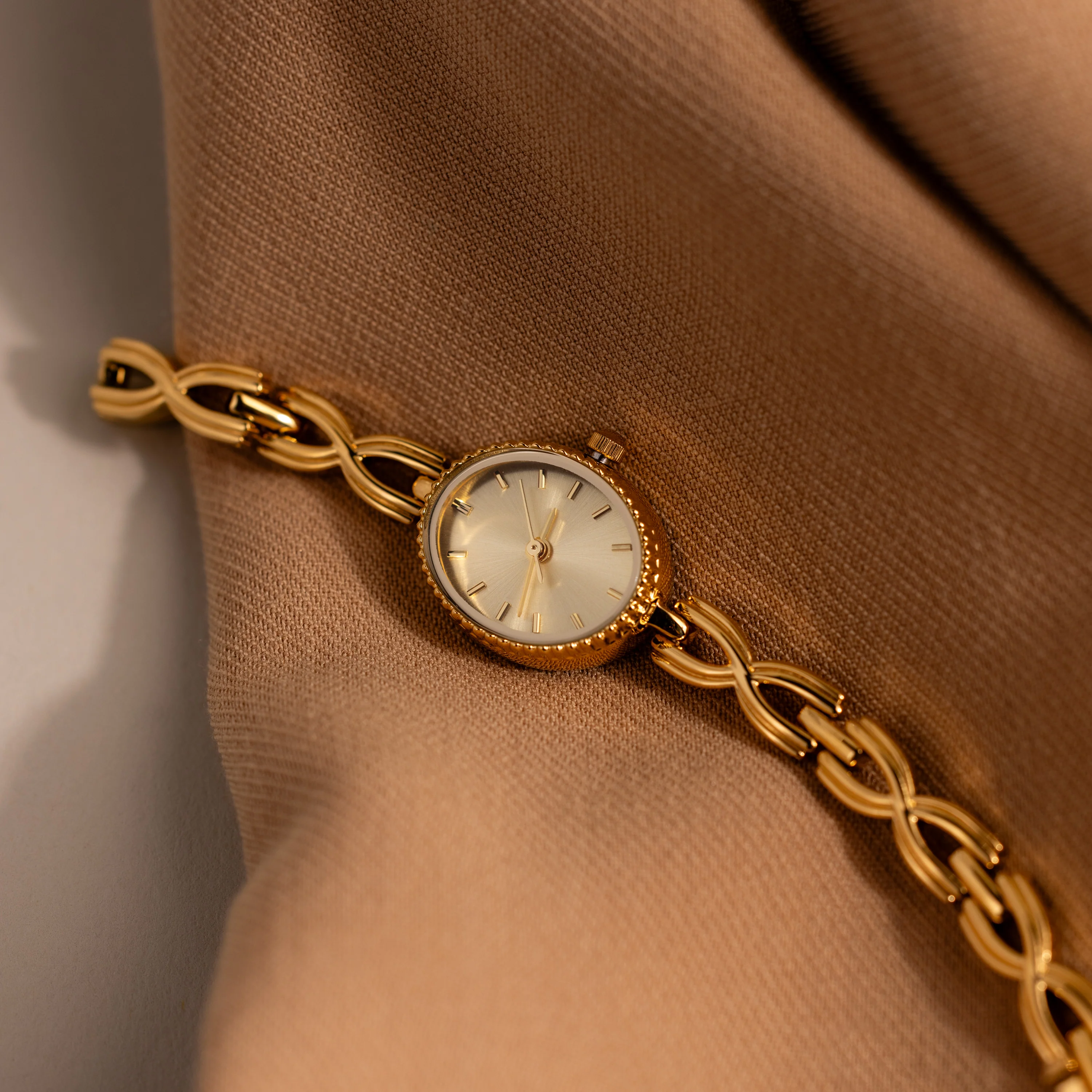 Oval Infinity Link Timepiece in 18K Gold - Image 5