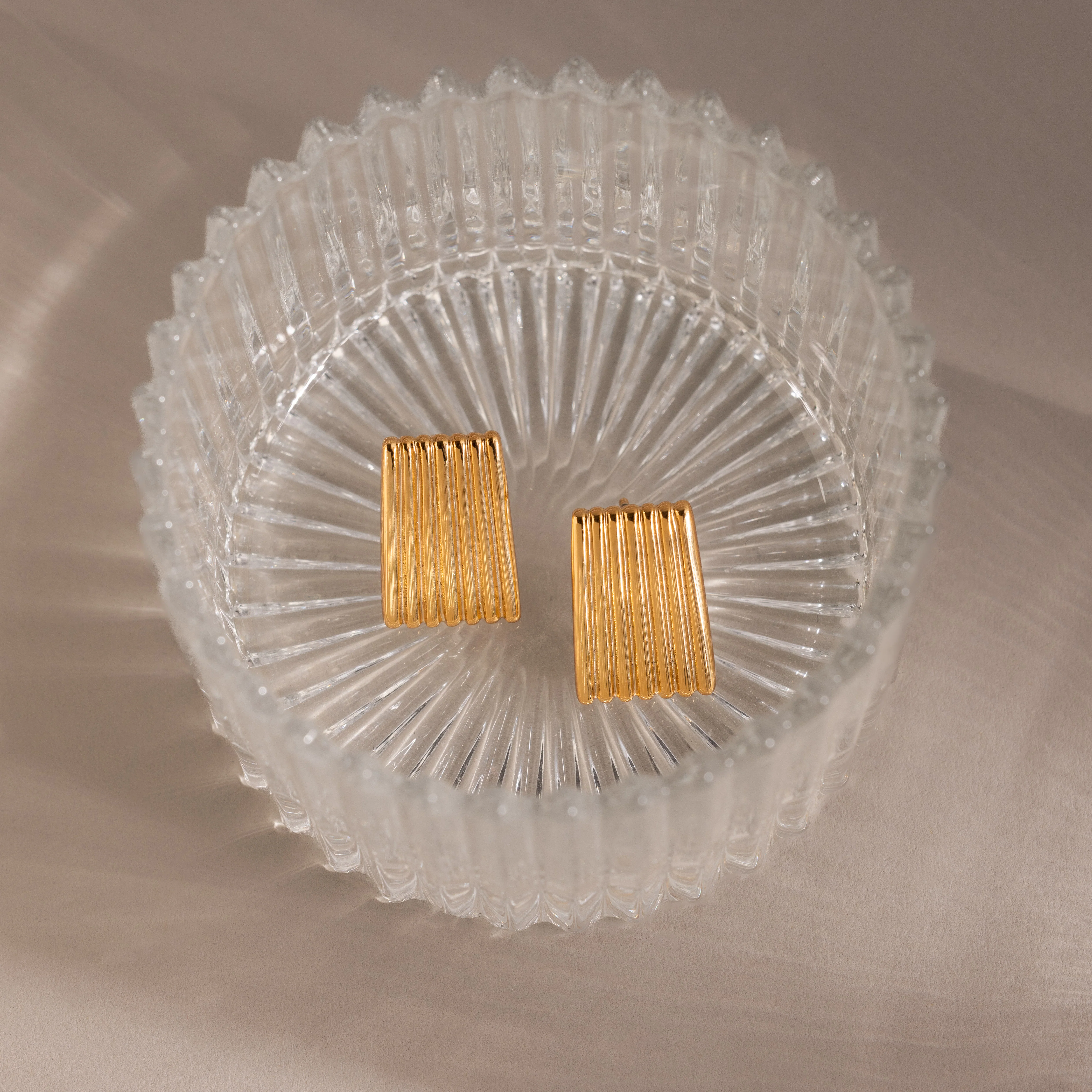 Ribbed Earrings in 18K Gold - Image 4