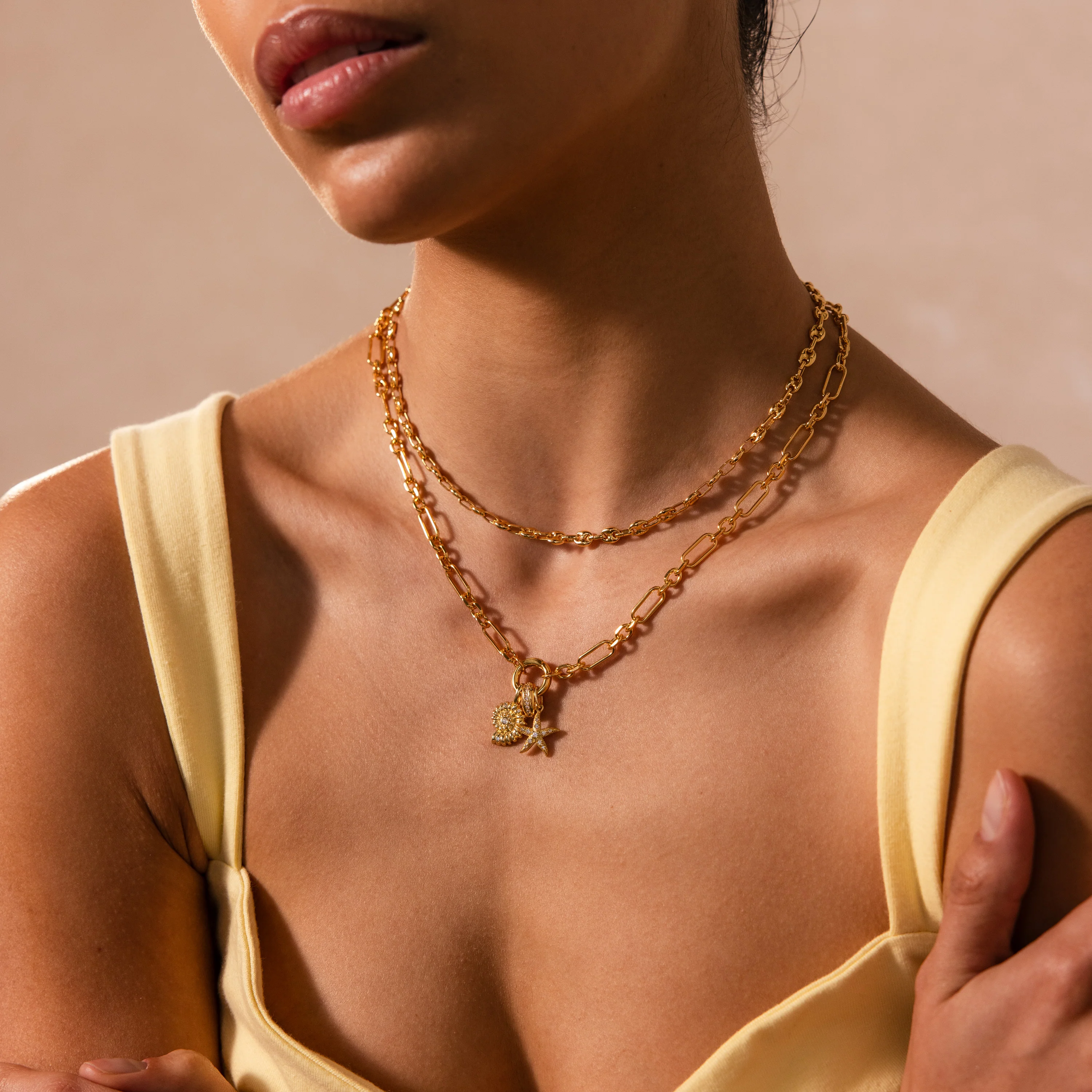 Rolo Circle Figaro Necklace in 18K Gold - Image 8