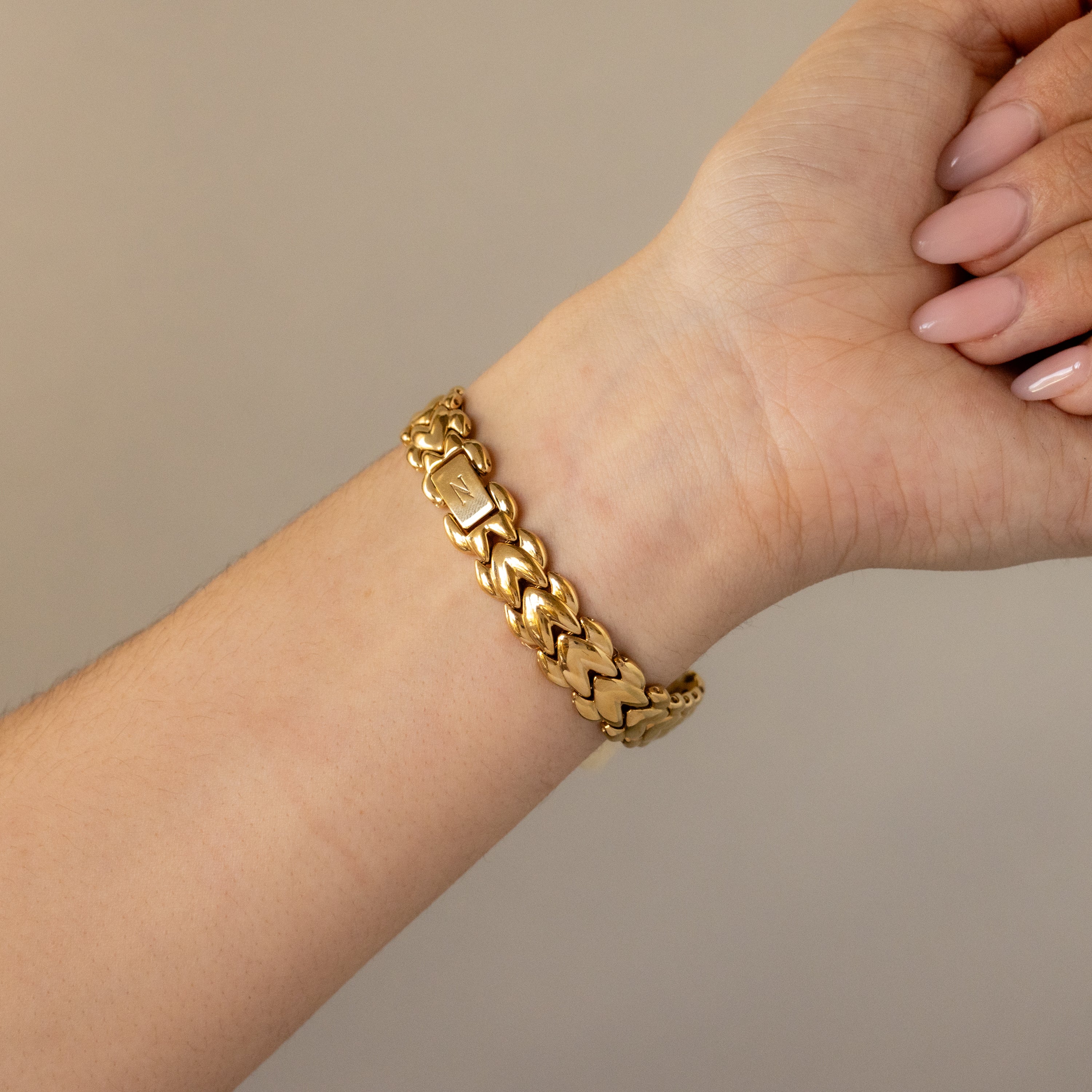 Vintage Nui Round Pearl Gold Watch - Image 3