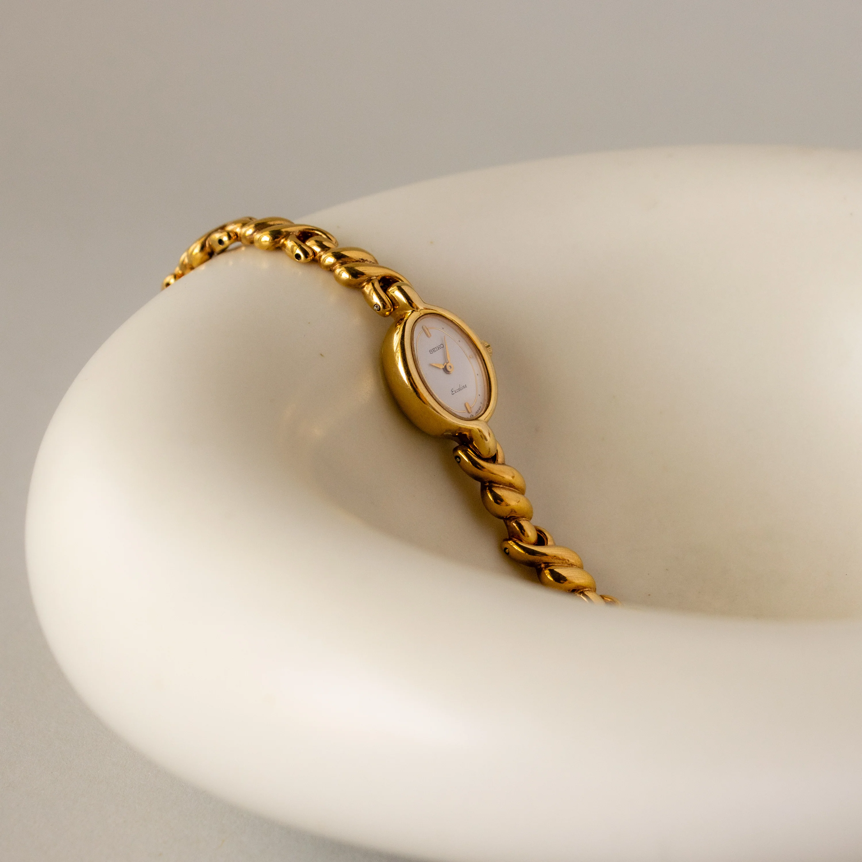 Vintage Seiko Oval Twist Gold Watch - Image 2